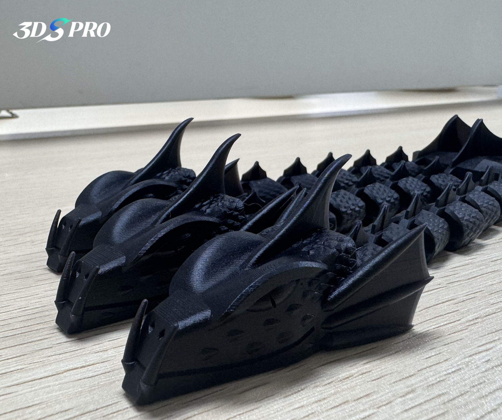 3DSPRO SLA 3D-gedruckter, beweglicher Drache (Print-in-Place) 3DSPRO SLA 3D Printed Print-in-Place Articulated Dragon